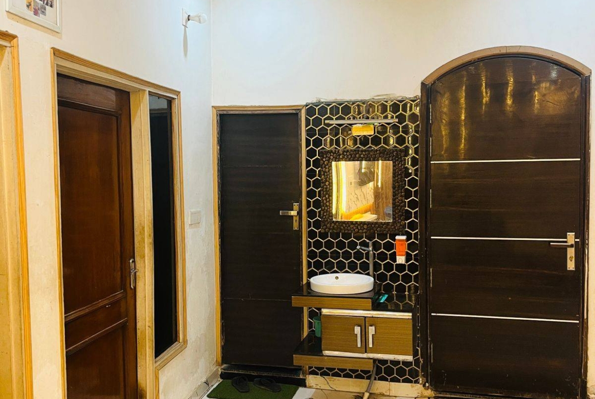 Prime location jad se makan 92.5 gaj 2 manjil