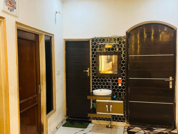 Prime location jad se makan 92.5 gaj 2 manjil
