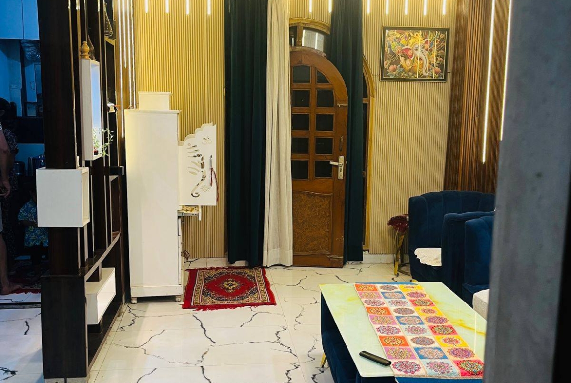 Prime location jad se makan 92.5 gaj 2 manjil