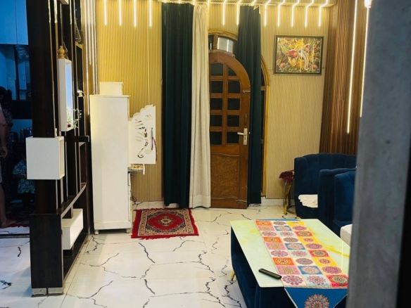 Prime location jad se makan 92.5 gaj 2 manjil