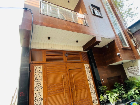 Prime location jad se makan 92.5 gaj 2 manjil
