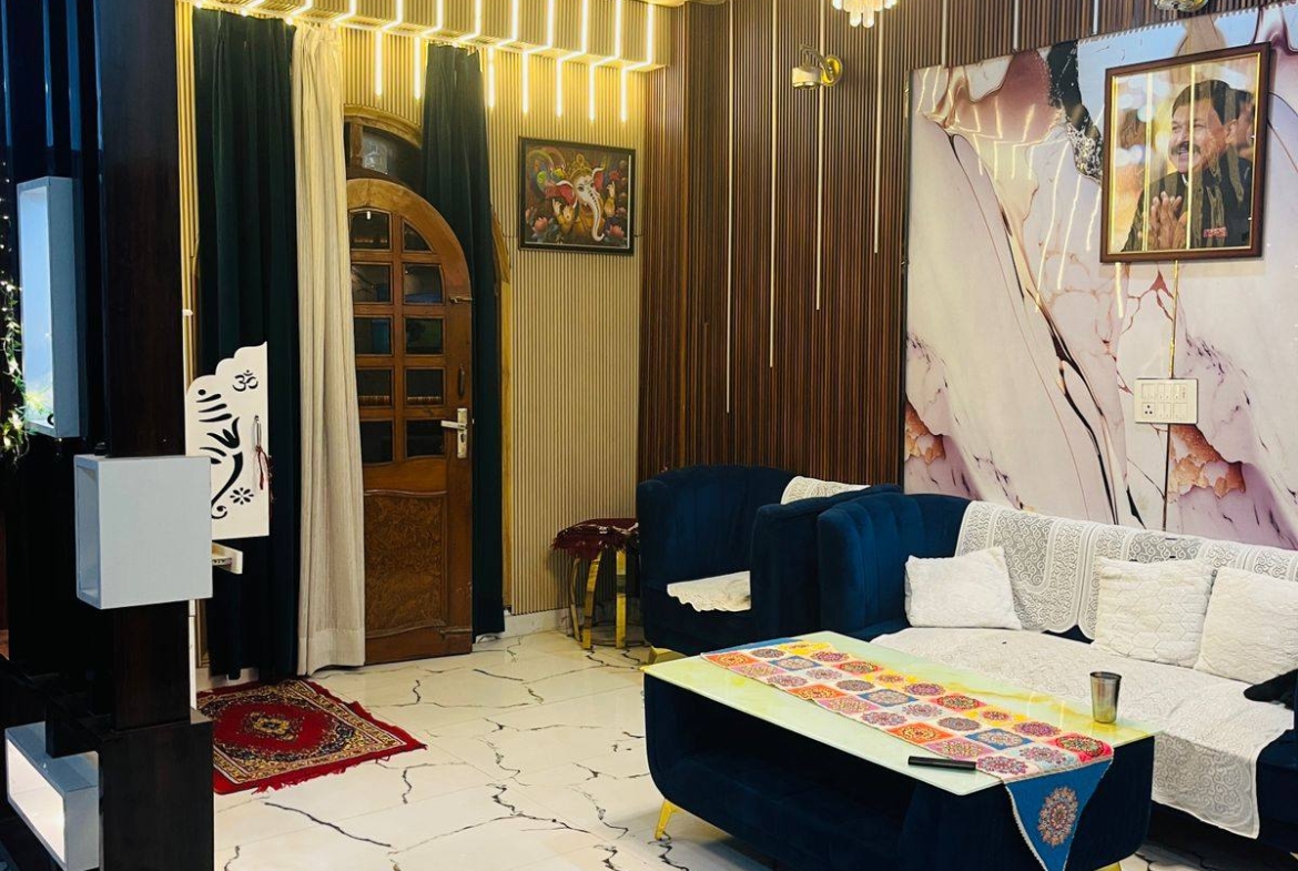 Prime location jad se makan 92.5 gaj 2 manjil